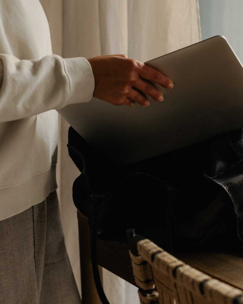Unternehmer mit Laptop bei der Vorbereitung von Social Media und Content Marketing